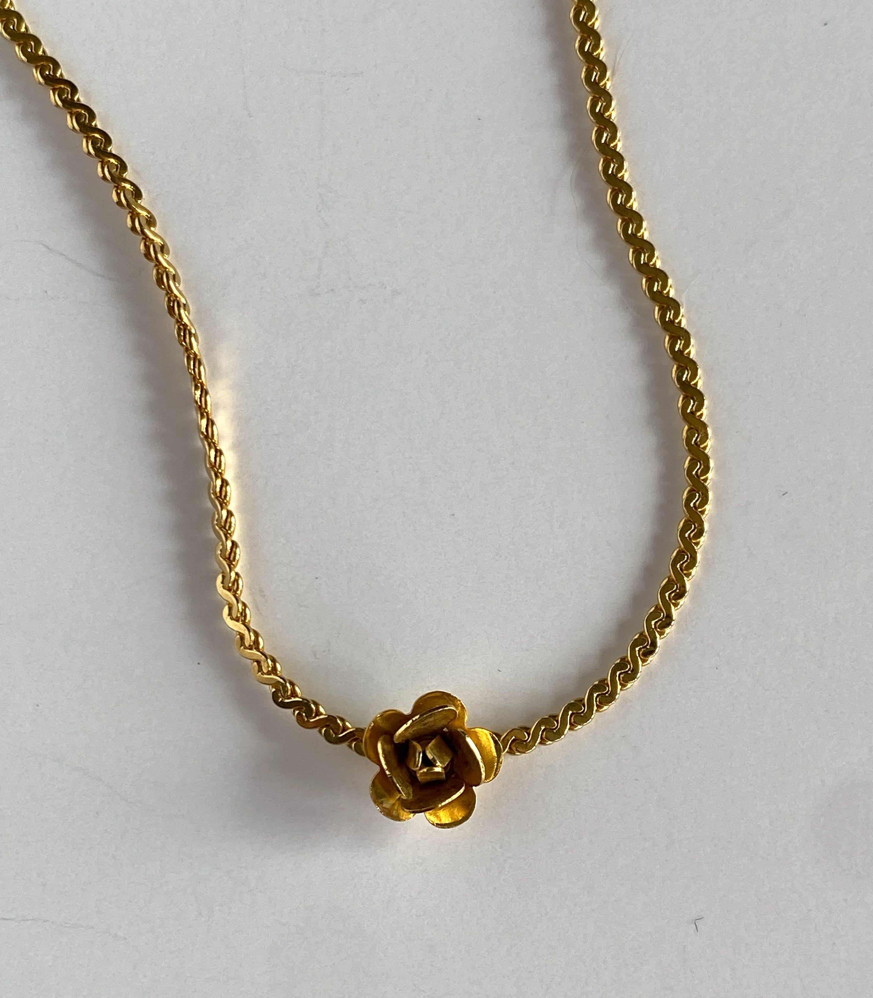 SARA Flower Choker